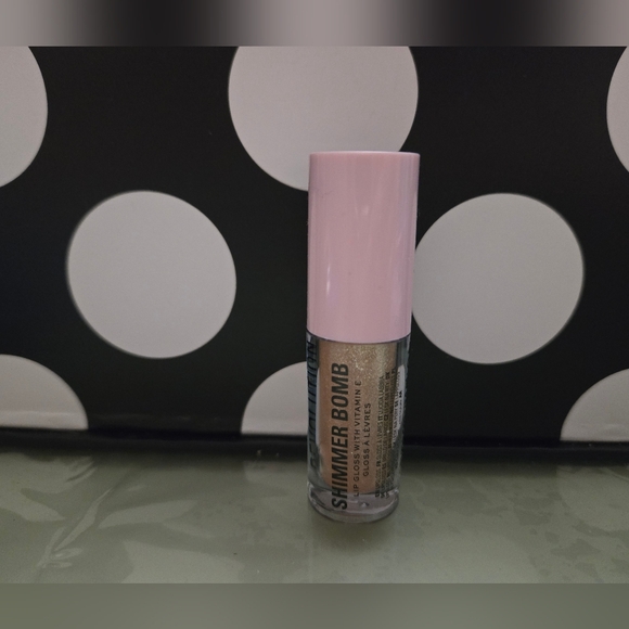 10/$25✨️Revolution Lip Gloss✨️ - Picture 1 of 2